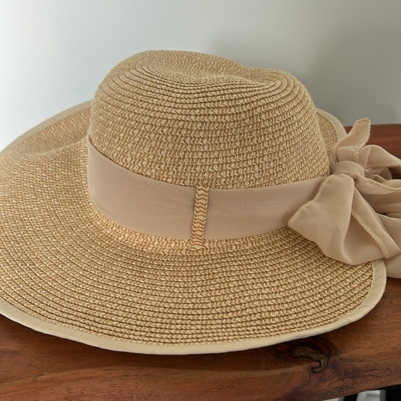 Straw hat, wide brim, never worn - Picture 5 of 5